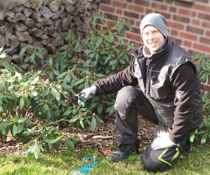 Mitarbeiter von Krebs Hausmeisterservice bei der Gartenpflege